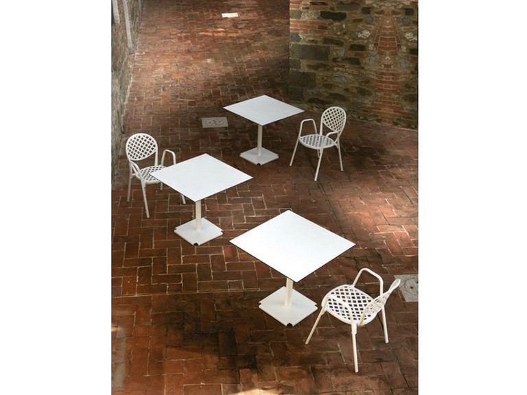 Collezione Social Fast in alluminio pressofuso e Hpl, basi e piani per tavoli