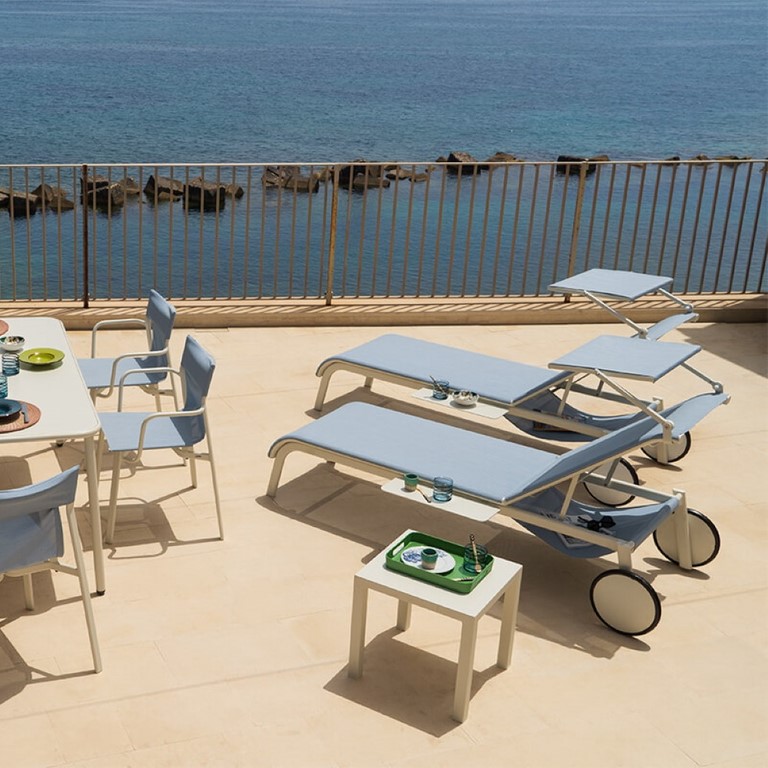 Tiki è il nuovo lettino EMU dal design minimale ed essenziale, la cui silhouette leggera e morbida permette di dare maggior risalto ad estetica e funzione. Un lettino progettato in ogni suo minimo particolare ed altamente tecnologico. Grazie a dei meccanismi minimizzati e ad un sistema di fissaggio innovativo, il tessuto viene valorizzata al massimo, permettendone anche una facile sostituzione.