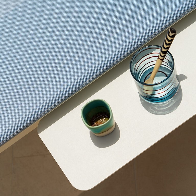 Tiki è il nuovo lettino EMU dal design minimale ed essenziale, la cui silhouette leggera e morbida permette di dare maggior risalto ad estetica e funzione. Un lettino progettato in ogni suo minimo particolare ed altamente tecnologico. Grazie a dei meccanismi minimizzati e ad un sistema di fissaggio innovativo, il tessuto viene valorizzata al massimo, permettendone anche una facile sostituzione.
